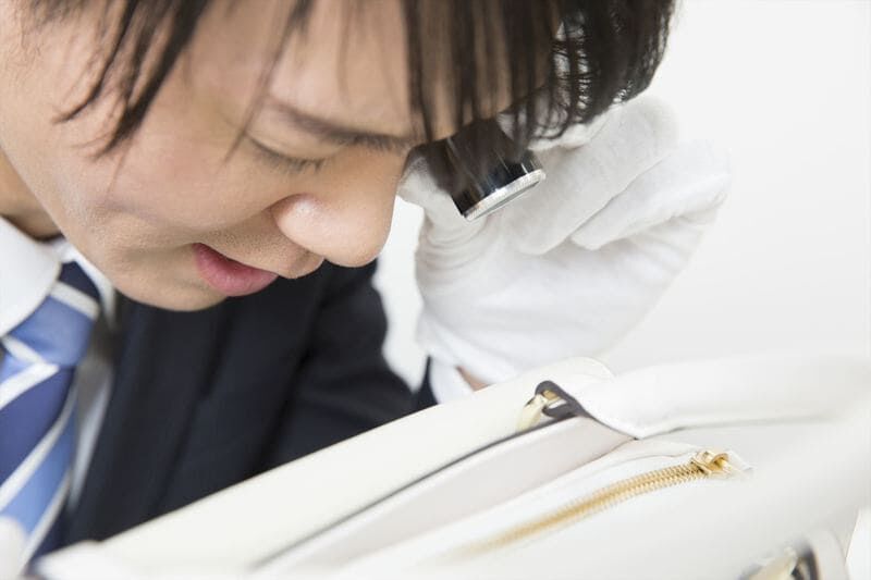 貴金属を鑑定する鑑定士.800